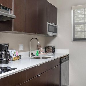 One-Bedroom Queen Suite